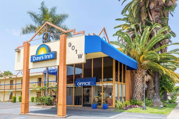 Days Inn by Wyndham Los Angeles LAX/VeniceBch/Marina DelRay image 1