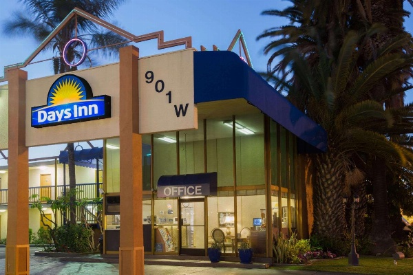 Days Inn by Wyndham Los Angeles LAX/VeniceBch/Marina DelRay image 2